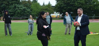 Jugendreferentin Katrin Nietgen und Erster Stadtrat Oliver Steidl bei der Begrüßung Jugendreferentin Katrin Nietgen und Erster Stadtrat Oliver Steidl bei der Begrüßung