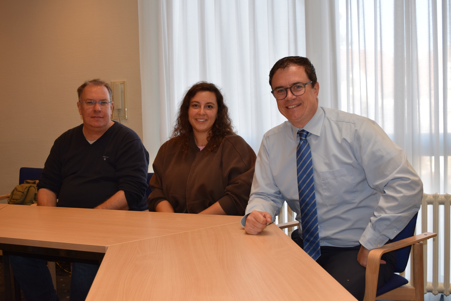 Julia Sauer umrahmt vom Amtsleiter Gerrit Kratz und Bürgermeister Dr. Bastian