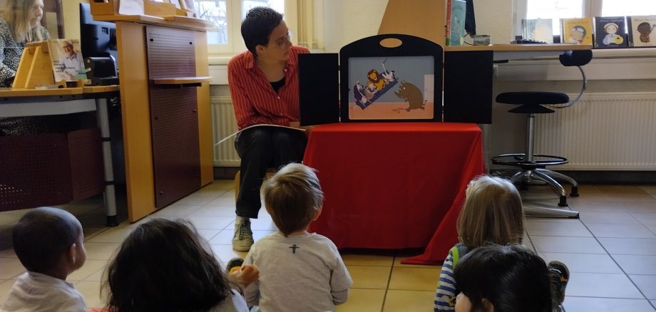 Kamishibai mit Kindern und Frau Leder