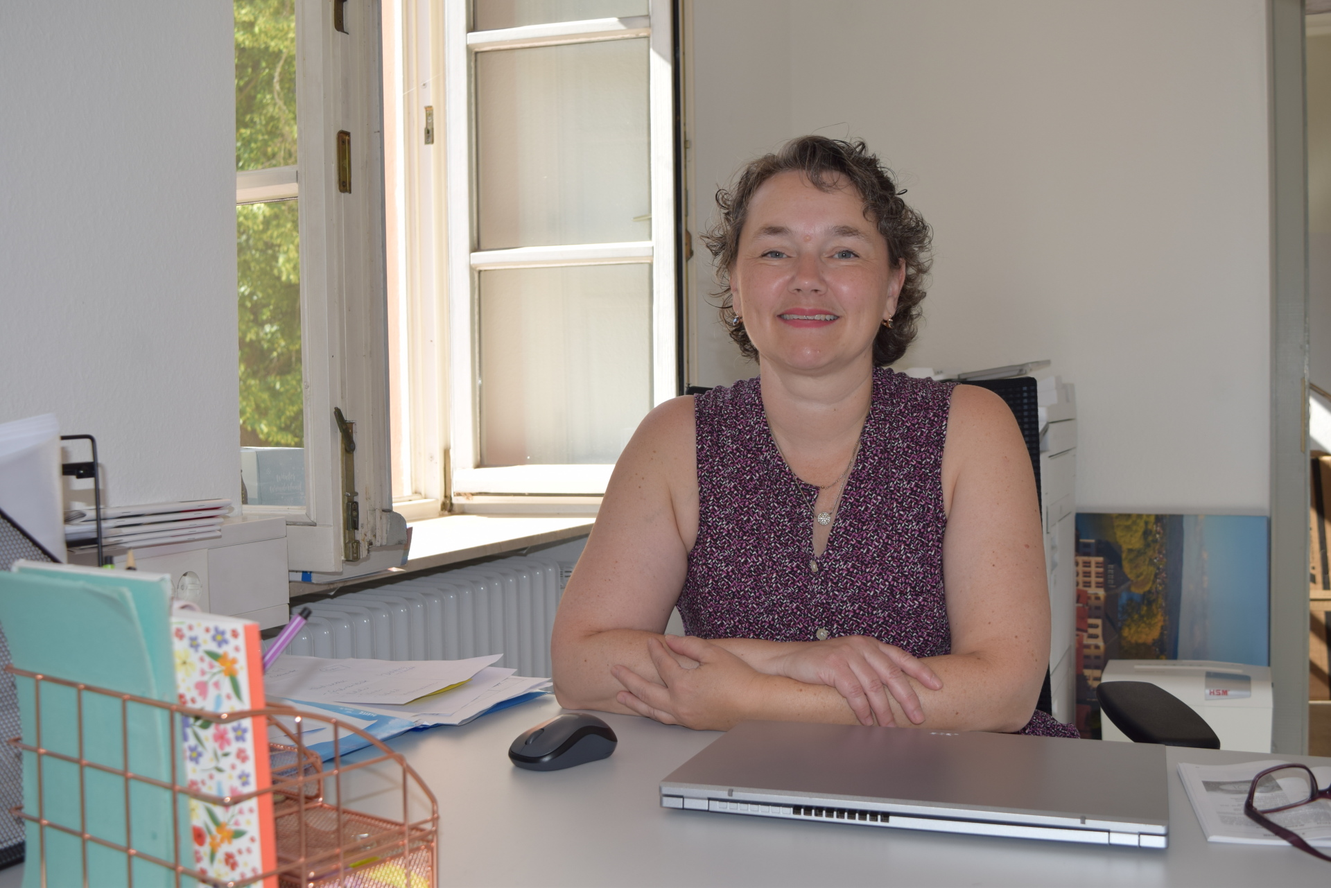 Katrin Schmidt-Voigt an ihrem Schreibtisch 