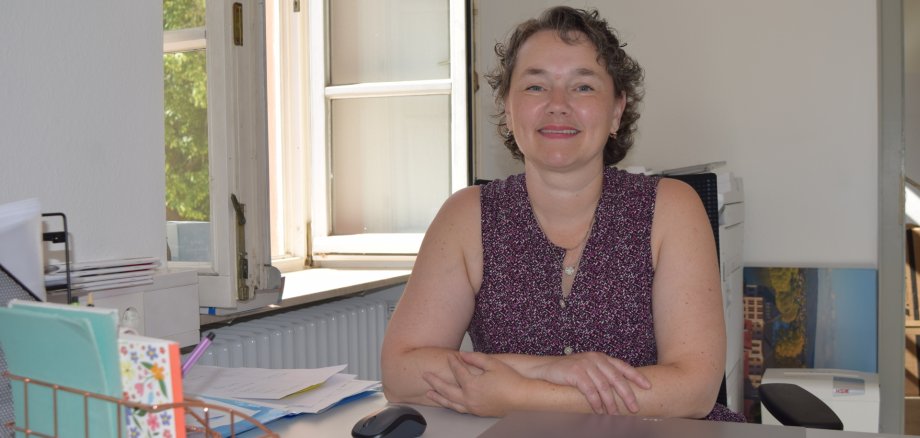 Katrin Schmidt-Voigt an ihrem Schreibtisch Katrin Schmidt-Voigt an ihrem Schreibtisch
