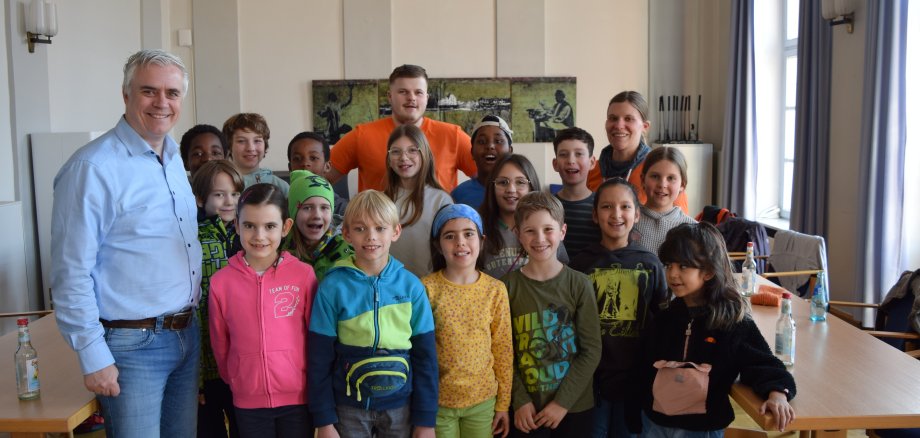 Kinder des Kinderclubdorfs 2023 zu Besuch im Rathaus