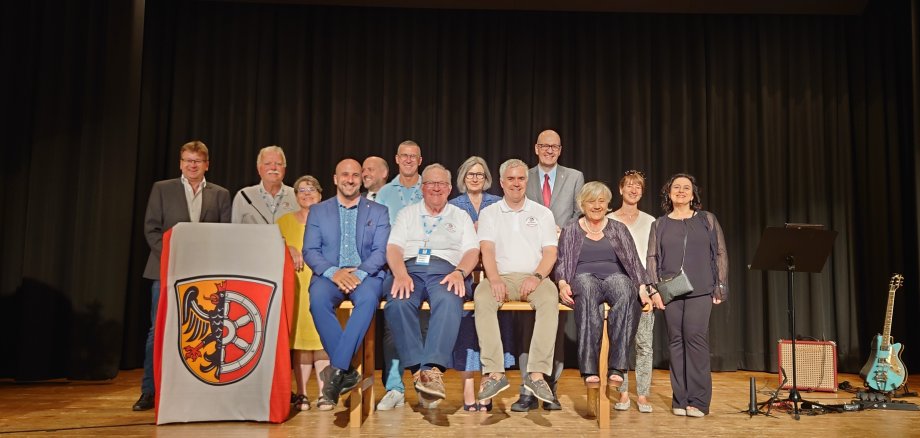 Gruppenfoto anlässlich 15 Jahre Partnerschaft mit Brookfield, Bürgermeister Dr. Bastian mit den Vertretern der Seligenstädter Partnerstädte auf der neuen Bambelbank