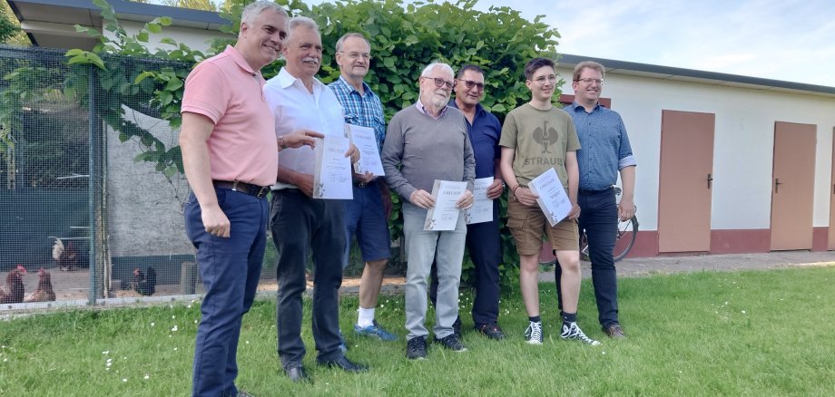 Bürgermeister Dr. Daniell Bastian, Vereinsvorsitzender Anton Bauer, Lothar Winter, Bruno Sattler, Klaus Lüft, Lukas Neubauer und Erster Stadtrat Michael Gerheim. nicht auf dem Foto: Peter, Saskia und Maren Sickenberger, Berthold Winter, Melanie Emmel-Schäfer, Marcus Kühn und Hugo Bohn.  