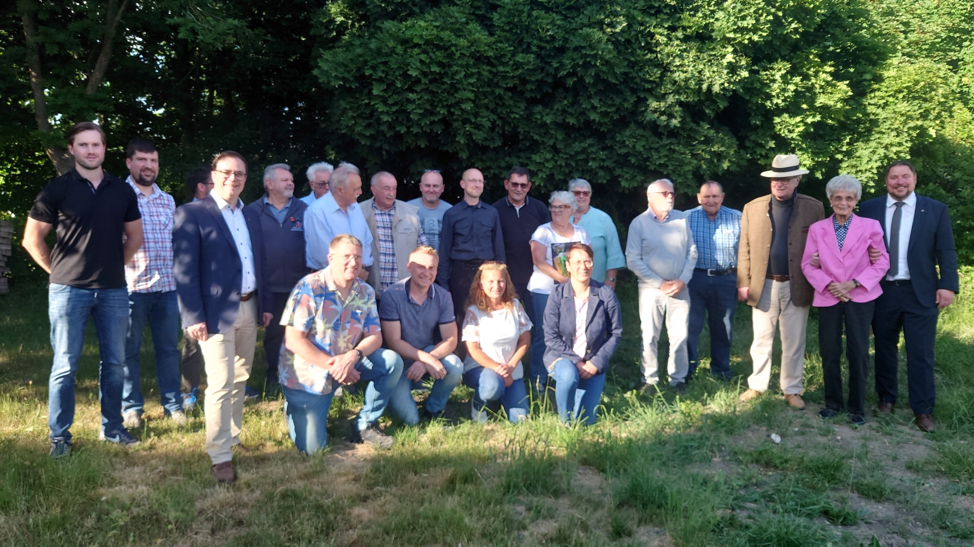 Bürgermeister Dr. Daniell Bastian und Erster Stadtrat Oliver Steidl mit den erfolgreichen Kleintierzüchtern, Hundesportlern und Gästen