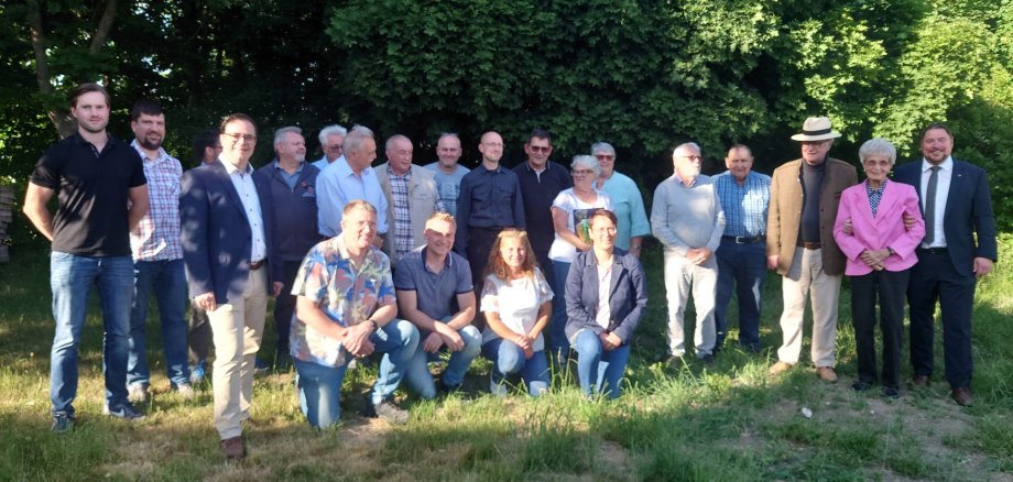 Bürgermeister Dr. Daniell Bastian und Erster Stadtrat Oliver Steidl mit den erfolgreichen Kleintierzüchtern, Hundesportlern und Gästen