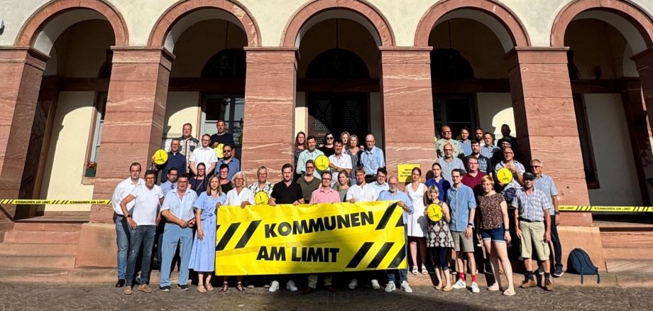 Ehrenamtliche Mitglieder des Magistrates und der Stadtverordnetenversammlung fanden sich vor dem Rathaus ein und machten mit einem Gruppenbild sowie Bannern auf die Aktion aufmerksam. Ehrenamtliche Mitglieder des Magistrates und der Stadtverordnetenversammlung fanden sich vor dem Rathaus ein und machten mit einem Gruppenbild sowie Bannern auf die Aktion aufmerksam.