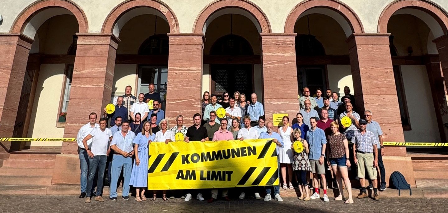 Ehrenamtliche Mitglieder des Magistrates und der Stadtverordnetenversammlung fanden sich vor dem Rathaus ein und machten mit einem Gruppenbild sowie Bannern auf die Aktion aufmerksam. 