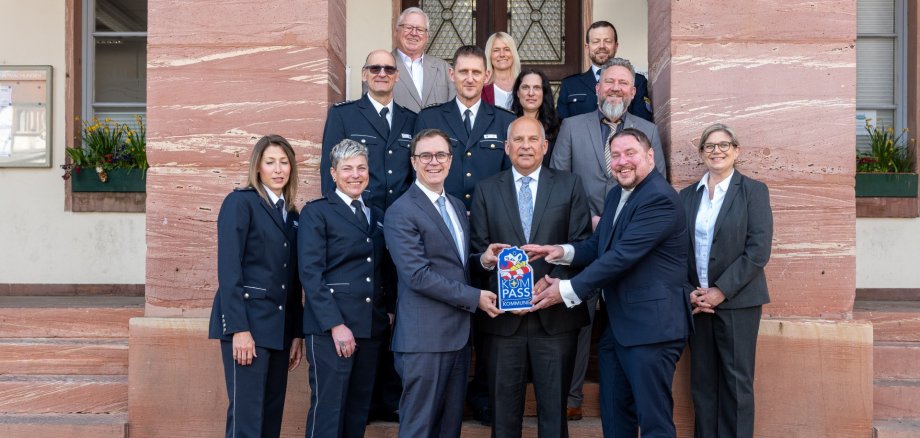 Innenminister Roman Poseck u.a. mit Polizeivizepräsidentin Anja
Wetz, Bürgermeister Dr. Daniell Bastian und Erster Stadtrat Oliver Steidl Innenminister Roman Poseck u.a. mit Polizeivizepräsidentin Anja Wetz, Bürgermeister Dr. Daniell Bastian und Erster Stadtrat Oliver Steidl
