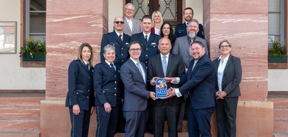 Innenminister Roman Poseck u.a. mit Polizeivizepräsidentin Anja Wetz, Bürgermeister Dr. Daniell Bastian und Erster Stadtrat Oliver Steidl