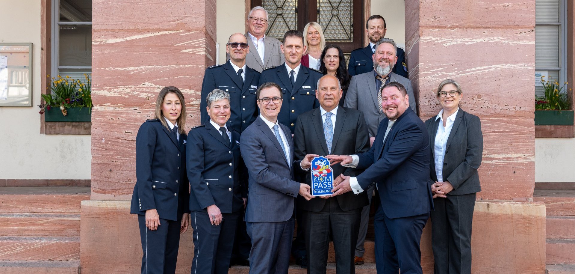 Innenminister Roman Poseck u.a. mit Polizeivizepräsidentin Anja Wetz, Bürgermeister Dr. Daniell Bastian und Erster Stadtrat Oliver Steidl