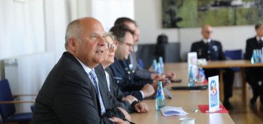 Innenminister Roman Poseck im Seligenstädter Rathaus 