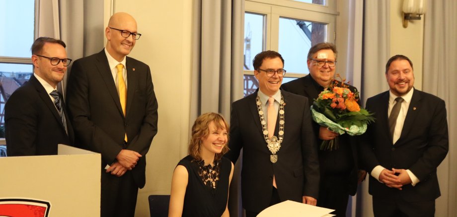 Auf dem Foto von links: Steffen Thiel (Vorsitzender der Ausschusses für Bildung, Sport, Soziales und Kultur), Stadtverordnetenvorsteher Dr. Richard Georgi, Kulturförderpreisträgerin Paula Weilmünster, Bürgermeister Dr. Daniell Bastian, Laudator Jürgen Rollmann sowie Erster Stadtrat Oliver Steidl. Auf dem Foto von links: Steffen Thiel (Vorsitzender der Ausschusses für Bildung, Sport, Soziales und Kultur), Stadtverordnetenvorsteher Dr. Richard Georgi, Kulturförderpreisträgerin Paula Weilmünster, Bürgermeister Dr. Daniell Bastian, Laudator Jürgen Rollmann sowie Erster Stadtrat Oliver Steidl.