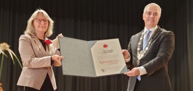 Auf dem Foto von links: Vereinsvorsitzende Barbara Helf und Bürgermeister Dr. Daniell Bastian