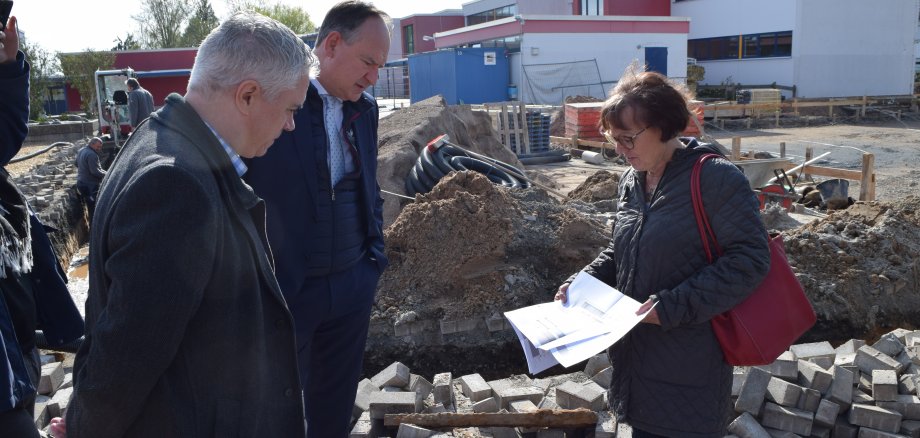 Landrat Quilling und Bürgermeister Dr. Bastian informieren sich bei Marita Hermes (Ausführende Bauplanerin Kreis Offenbach) über die Baumaßnahme