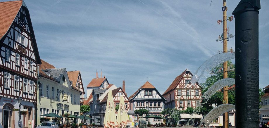 Marktplatzbrunnen mit Häuseransicht