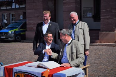 Auf dem Foto von hinten links: Erster Stadtrat Michael Gerheim, Landtagsvizepräsident Frank Lortz, Hessens Ministerpräsident Boris Rhein und sein bayerischer Amtskollege Dr. Markus Söder Auf dem Foto von hinten links: Erster Stadtrat Michael Gerheim, Landtagsvizepräsident Frank Lortz, Hessens Ministerpräsident Boris Rhein und sein bayerischer Amtskollege Dr. Markus Söder