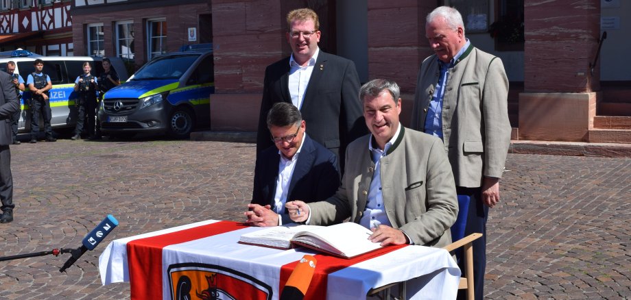 Auf dem Foto von hinten links: Erster Stadtrat Michael Gerheim, Landtagsvizepräsident Frank Lortz, Hessens Ministerpräsident Boris Rhein und sein bayerischer Amtskollege Dr. Markus Söder