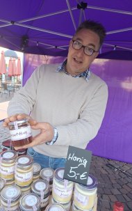 Michael Köhler präsentiert seinen Honig asu eigenen Bienenstöcken Michael Köhler präsentiert seinen Honig asu eigenen Bienenstöcken
