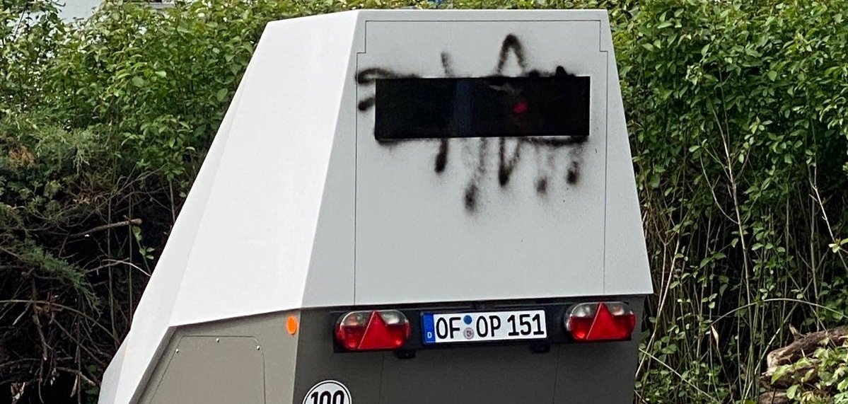 Die neue mobile Geschwindigkeitsmessanlage wurde mit Farbe besprüht