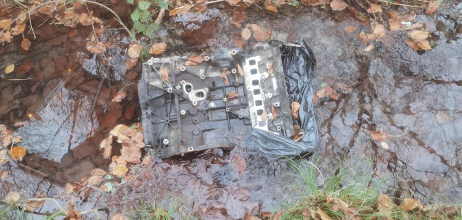 Motorblock im Bachlauf Motorblock im Bachlauf
