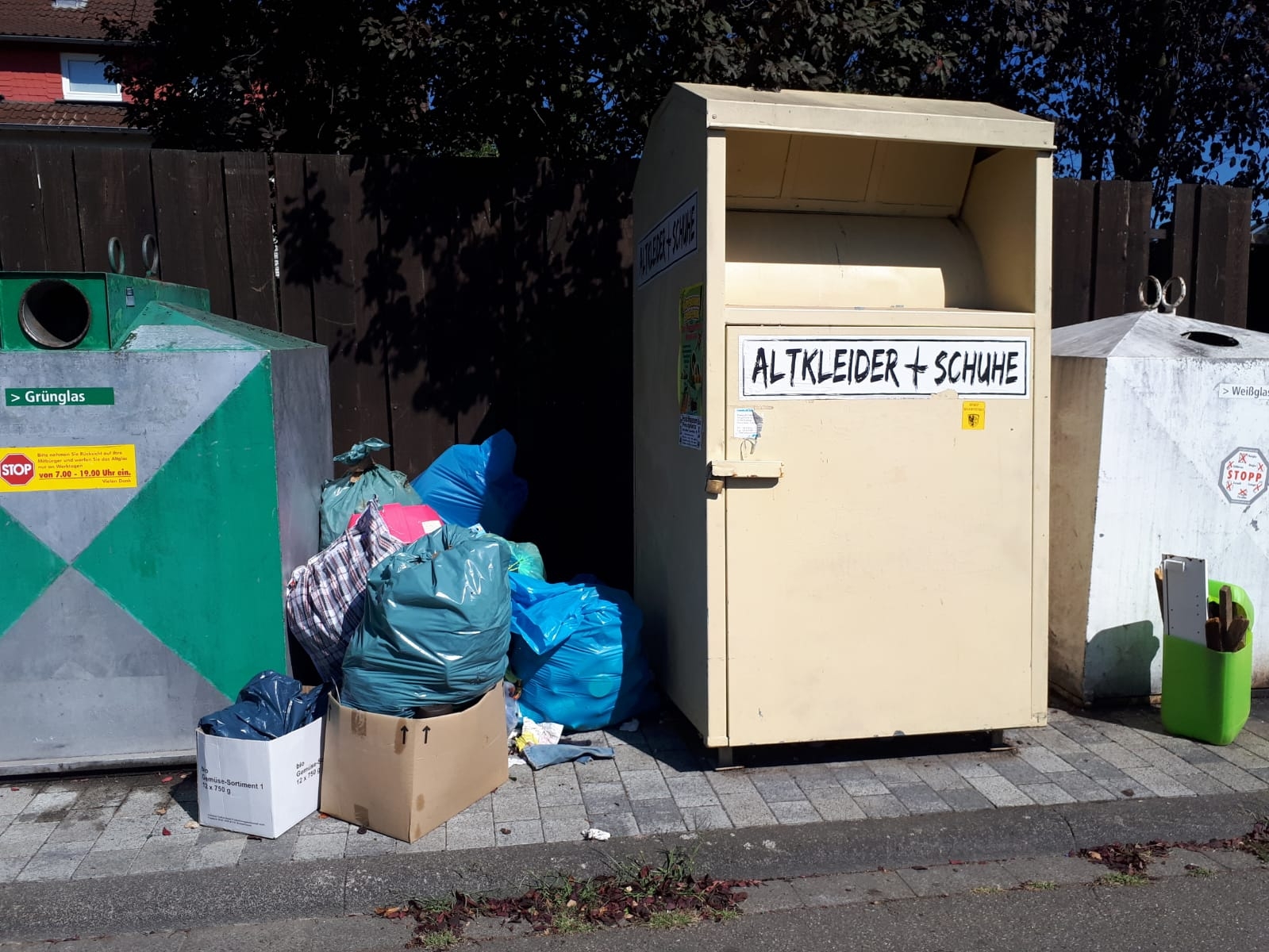 Illegale Müllablagerung am Container