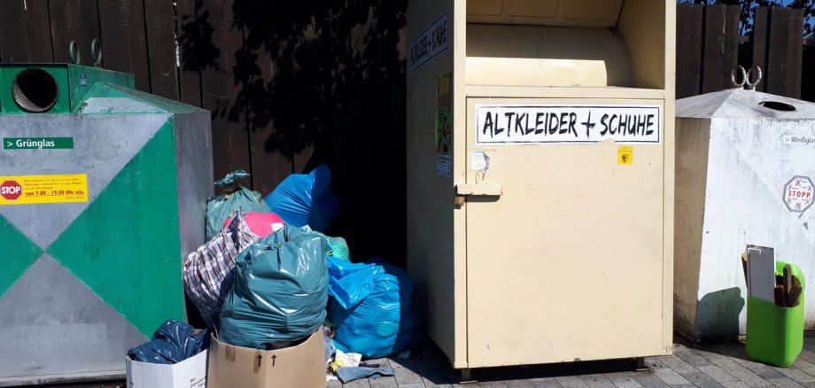 Illegale Müllablagerung am Container