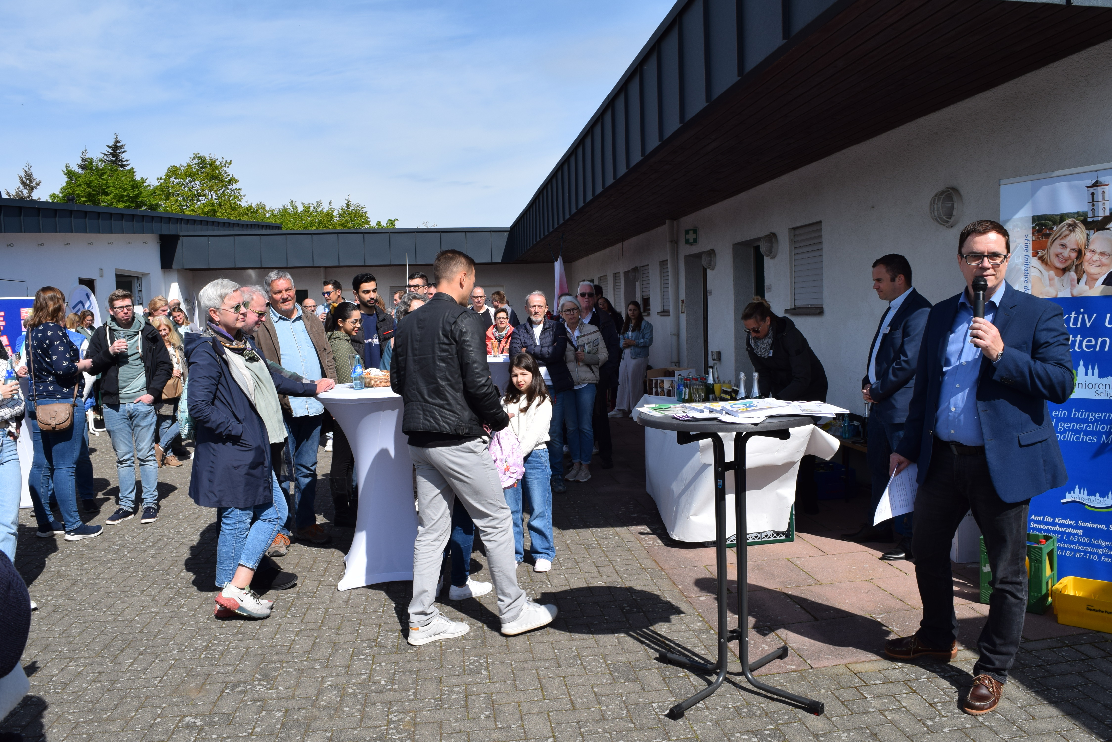 Bürgermeister Dr. Daniell Bastian begrüßt die Zugezogenen