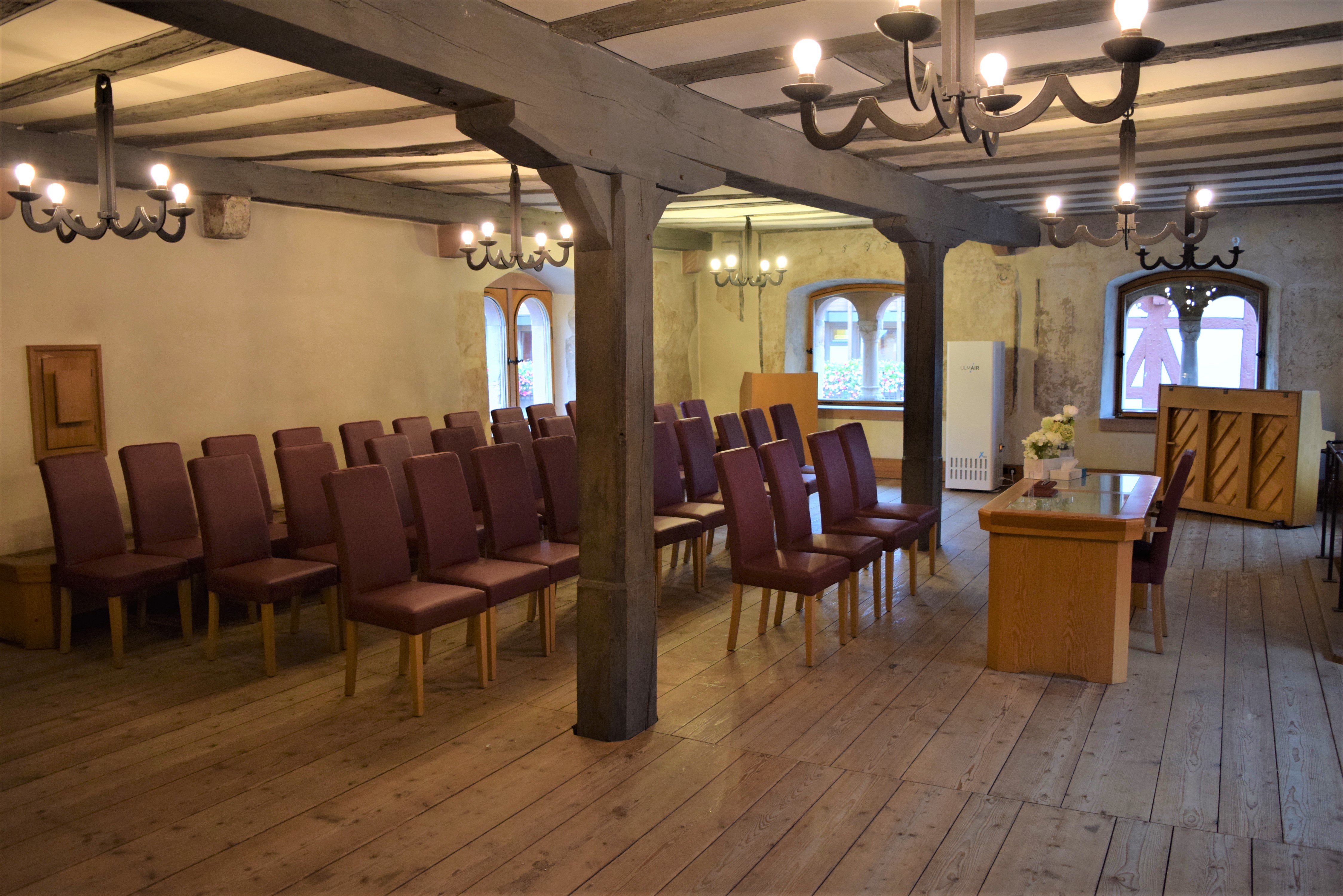 Neue Bestuhlung Romanisches Haus.