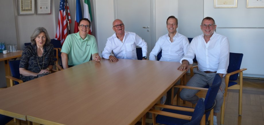 von links nach rechts: Dagmar B. Nonn-Adams (Gewerbeverein), Bürgermeister Dr. Daniell Bastian, Wolfgang Pachali und Christian Gabler (neue Geschäftsführung), Wolfgang Reuter (Gewerbeverein).
