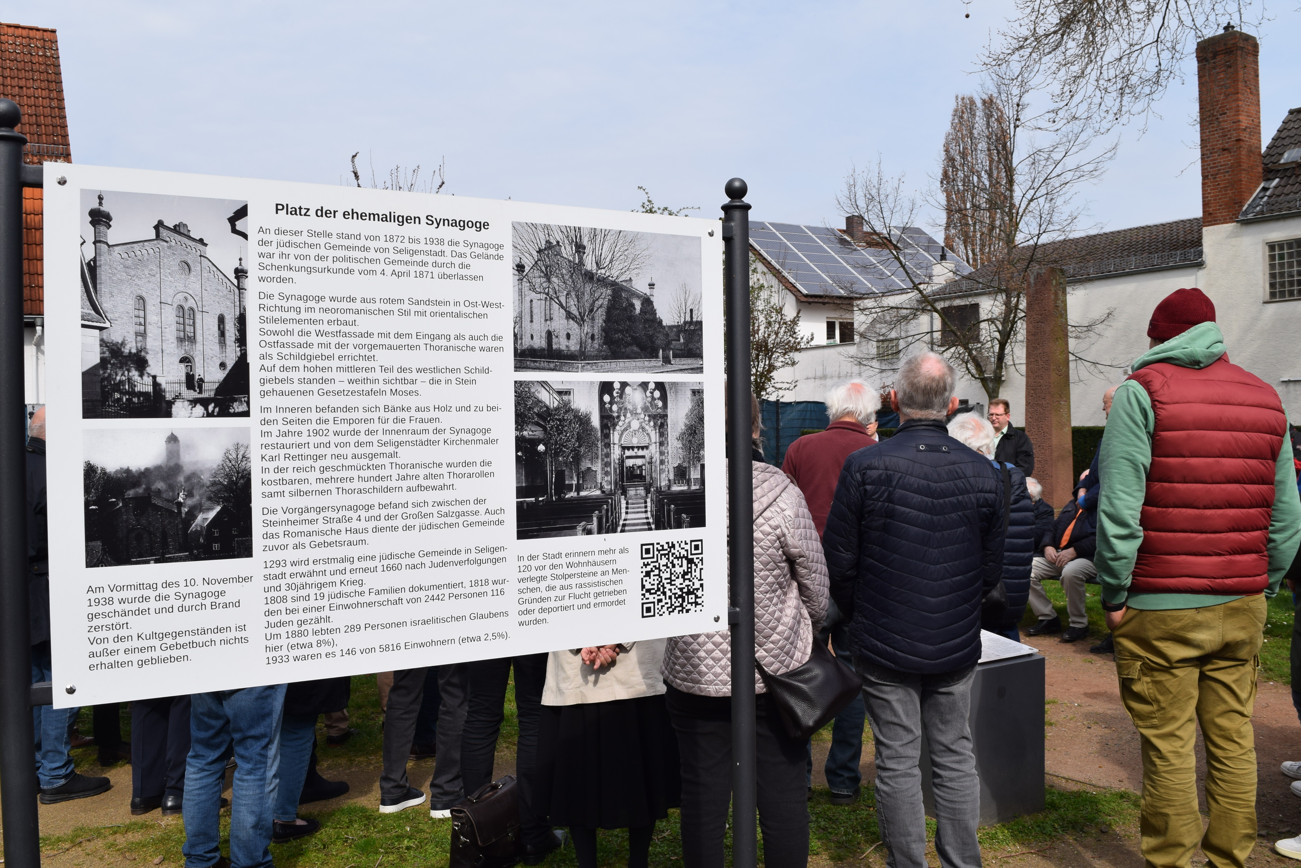 Die neue Informationstafel am Platz der ehemaligen Synagoge