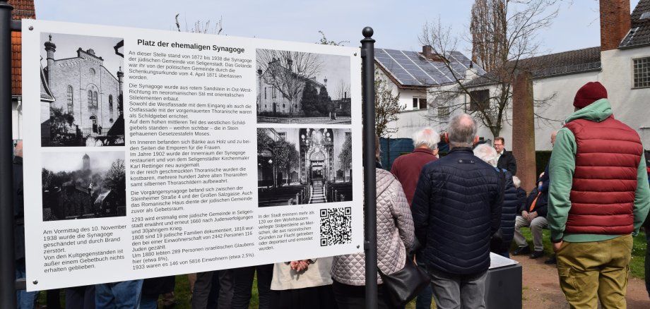 Die neue Informationstafel am Platz der ehemaligen Synagoge