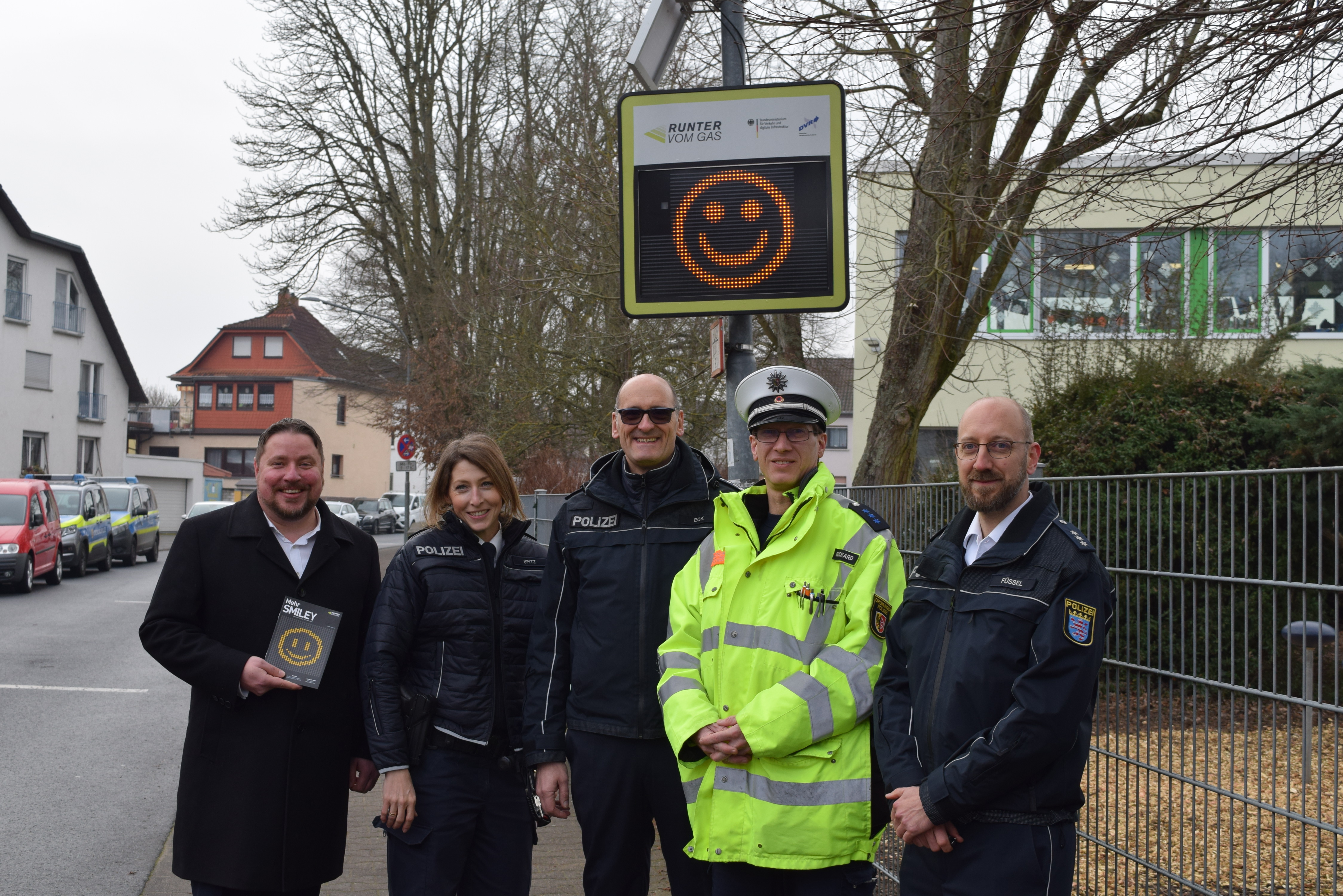 Auf dem Foto v.l.n.r.: Erster Stadtrat Oliver Steidl, Polizeioberkommissarin und Schutzfrau vor Ort Lisa Spitz, Erster Polizeihauptkommissar und Dienststellenleiter Thomas Eck, Ordnungspolizist Frank Bockard und Walter Füssel (Verkehrsprävention Polizeipräsidium Südosthessen).