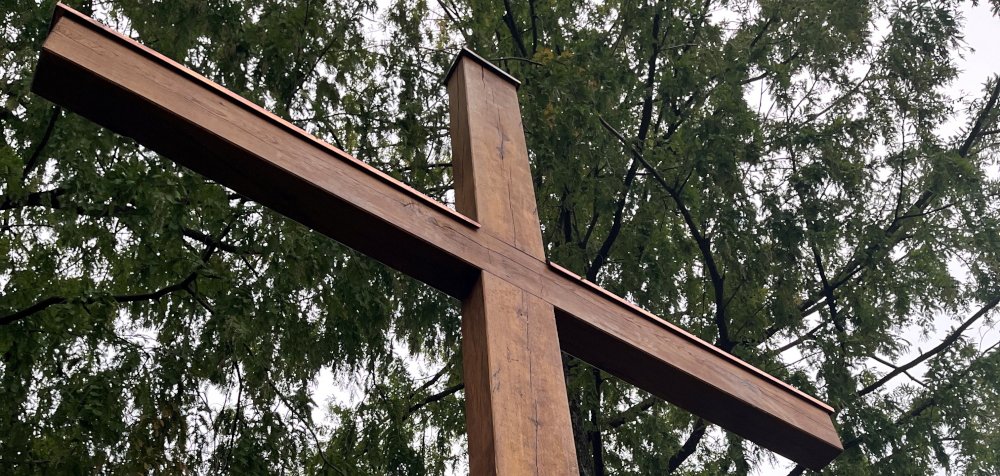 Neues Holzkreuz auf dem neuen Friedhof