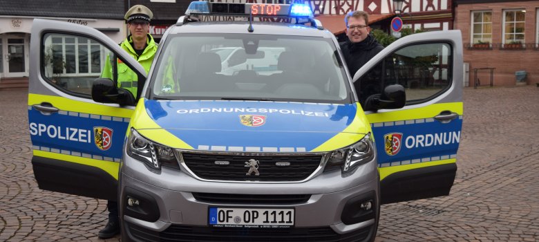 Erster Stadtrat Gerheim mit einem Ordnungspolizisten im Dienst am neuen Auto Erster Stadtrat Gerheim mit einem Ordnungspolizisten im Dienst am neuen Auto