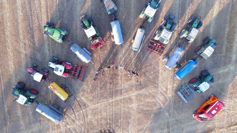 Ortsansässige Landwirte mit Stadtrat Steidl vor den Fasswagen und Traktoren mit Grubbern von oben Ortsansässige Landwirte mit Stadtrat Steidl vor den Fasswagen und Traktoren mit Grubbern von oben