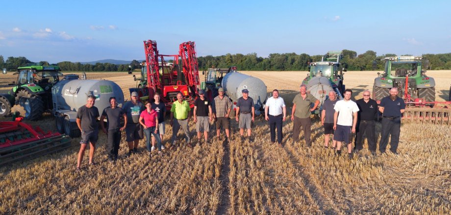 Ortsansässige Landwirte mit Stadtrat Steidl vor den Fasswagen und Traktoren mit Grubbern Ortsansässige Landwirte mit Stadtrat Steidl vor den Fasswagen und Traktoren mit Grubbern