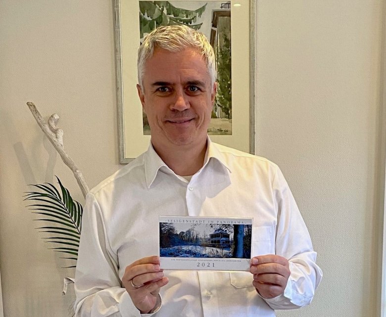 Bürgermeister Dr. Bastian mit dem Panorama Kalender 2021 Bürgermeister Dr. Bastian mit dem Panorama Kalender 2021