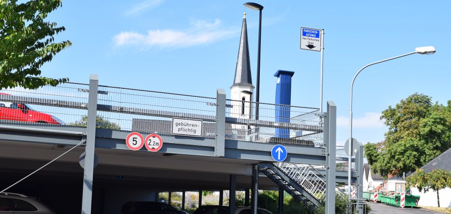 Parkdeck Kloster mit der evangelischen Kirche