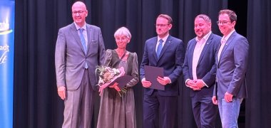 Auf dem Foto von Links: Stadtverordnetenvorsteher Dr. Richard Georgi, Stadtälteste Ruth Gassel, Ehrenstadtrat Steffen Thiel, Erster Stadtrat Oliver Steidl und Bürgermeister Dr. Daniell Bastian. Auf dem Foto von Links: Stadtverordnetenvorsteher Dr. Richard Georgi, Stadtälteste Ruth Gassel, Ehrenstadtrat Steffen Thiel, Erster Stadtrat Oliver Steidl und Bürgermeister Dr. Daniell Bastian.