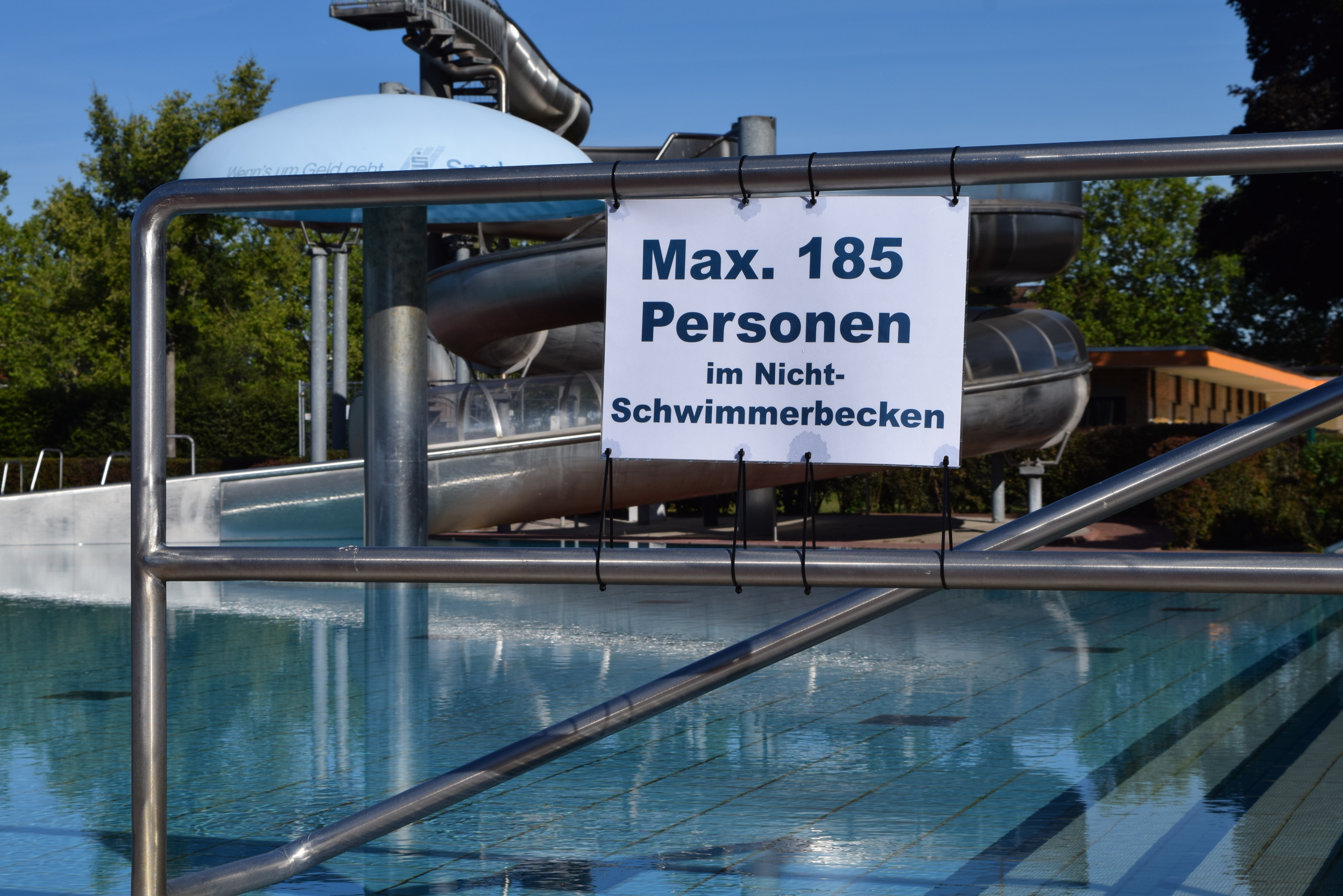 Schwimmbadbecken mit Personenbeschränkung Schwimmbadbecken mit Personenbeschränkung