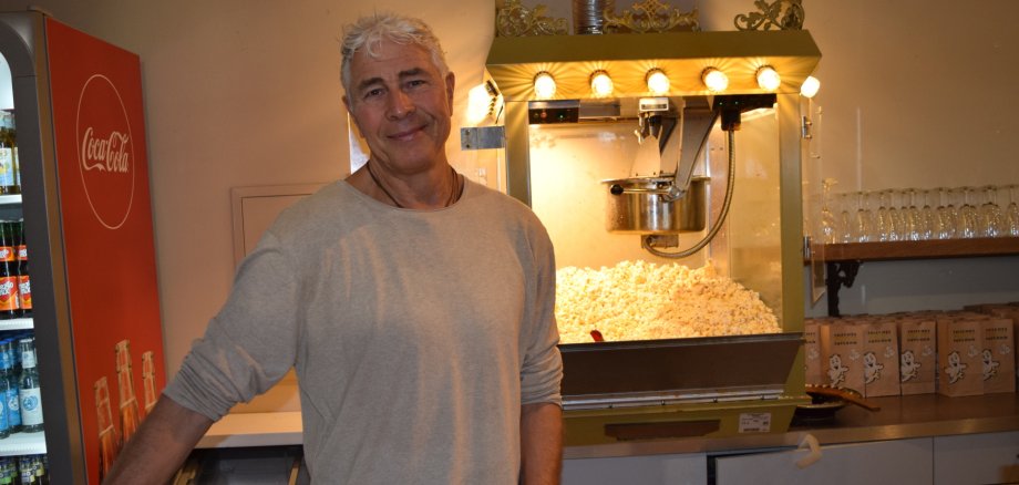 Peter Schlosser an der Popkornmaschine Peter Schlosser an der Popkornmaschine