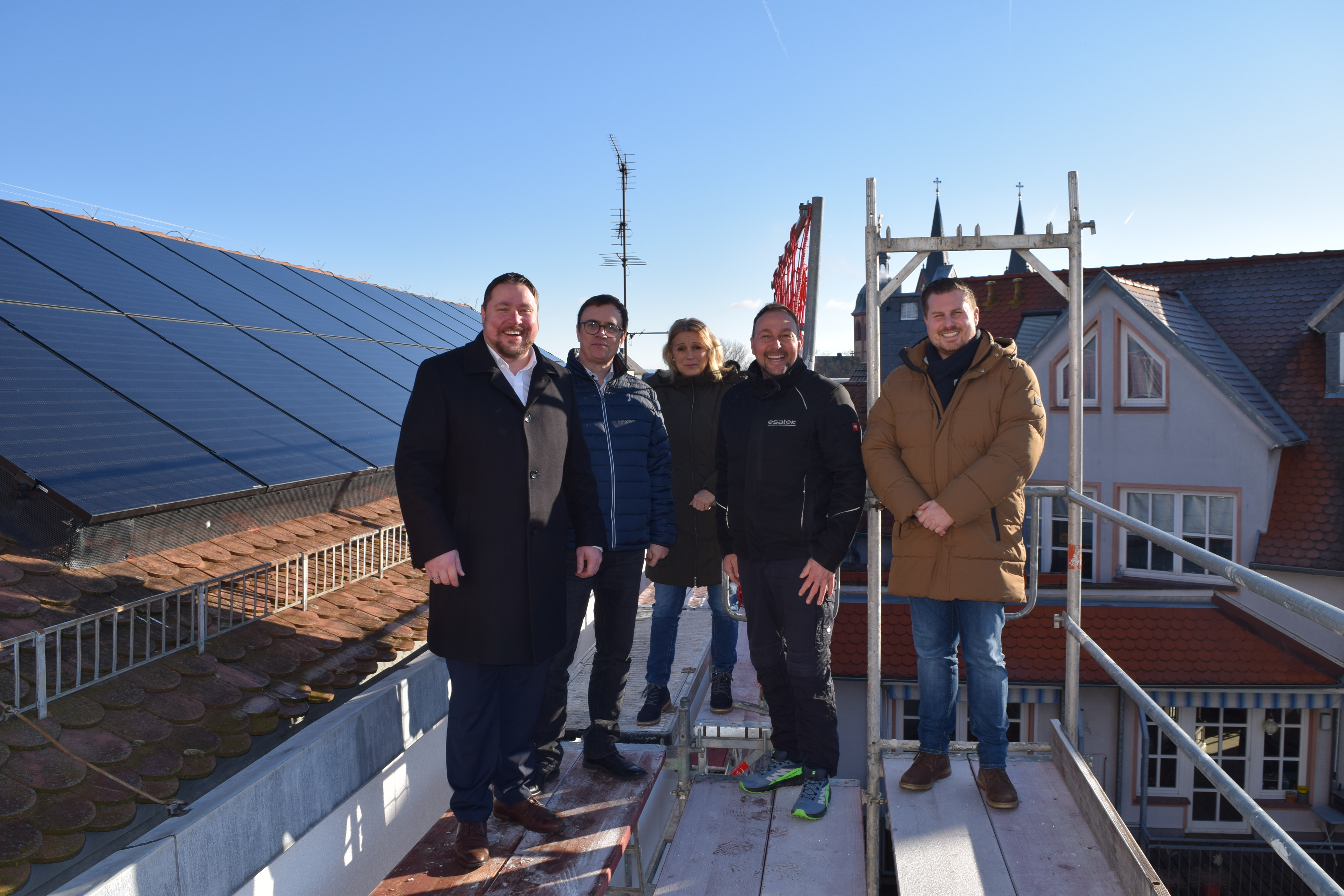 Von l.n.r.: Erster Stadtrat Oliver Steidl, Bürgermeister Dr. Daniell Bastian, Manuela Heikamp (Hochbauamt), Ralf Stenger (esatek GmbH) und Daniel Brauneis (Bauamtsleiter).