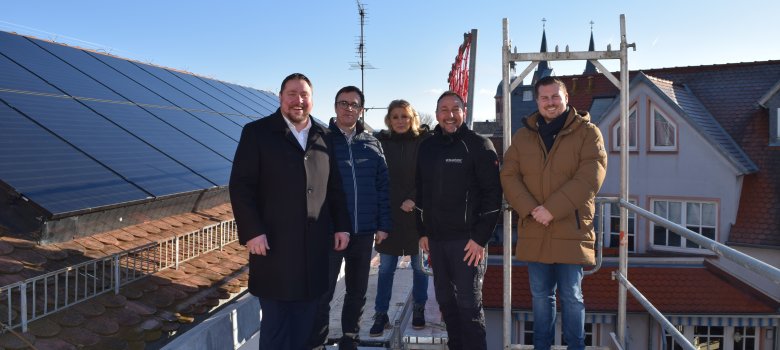 Von l.n.r.: Erster Stadtrat Oliver Steidl, Bürgermeister Dr. Daniell Bastian, Manuela Heikamp (Hochbauamt), Ralf Stenger (esatek GmbH) und Daniel Brauneis (Bauamtsleiter).