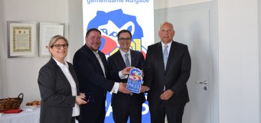 Auf dem Foto von links: Polizeivizepräsidentin Anja Wetz, Erster Stadtrat Oliver Steidl, Bürgermeister Dr. Daniell Bastian, Innenminister Roman Poseck