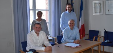 von links nach rechts: Wolfgang Reuter (Sprecher des Gewerbevereinsvorstand), Monika Weber (SeligenStadtMarketing GmbH), Bürgermeister Dr. Daniell Bastian, Stefan Kluge (Marktleiter Gewerbeverein).
von links nach rechts: Wolfgang Reuter (Sprecher des Gewerbevereinsvorstand), Monika Weber (SeligenStadtMarketing GmbH), Bürgermeister Dr. Daniell Bastian, Stefan Kluge (Marktleiter Gewerbeverein).