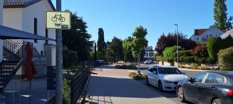 Gehweg mit Zusatzzeichen Radfahrer frei Gehweg mit Zusatzzeichen Radfahrer frei