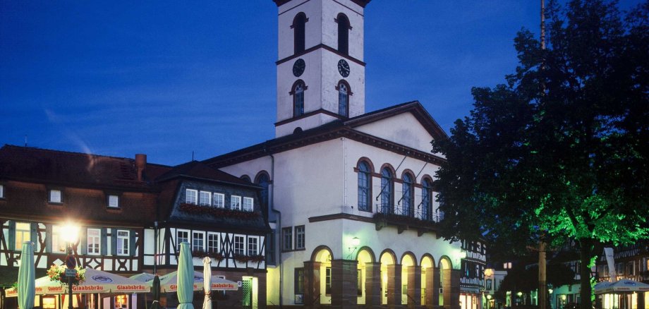 Der Seligenstädter Marktplatz bei Nacht