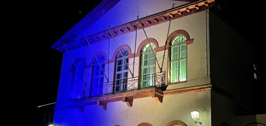 Rathaus in den ukrainischen Farben
