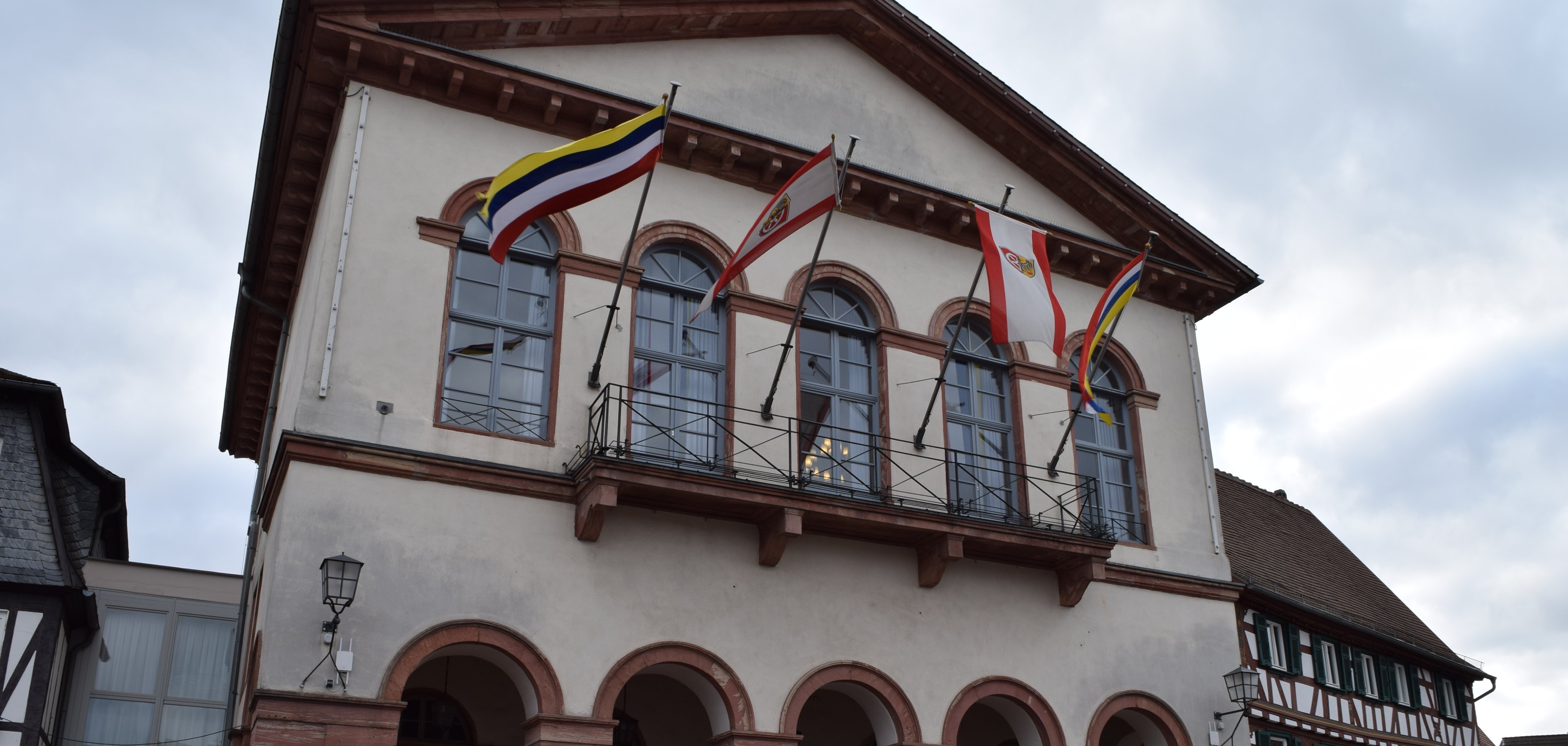 Rathaus mit Fastnachtsfahnen
